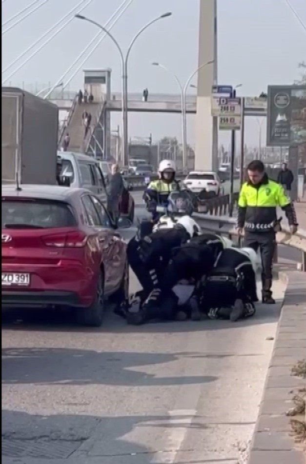 Çaldığı Ağabeyinin Otomobili İle Kaçarken Baltayı Taşa Vurdu