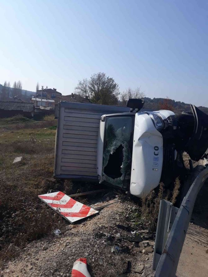 Kontrolden Çıkan Kamyonet Devrildi, Sürücüsü Yaralandı