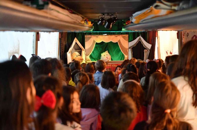 Çocuklar Tiyatro Otobüsü’nü Sevdi