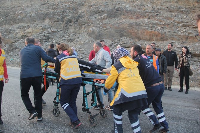 Otomobil Pulluk Takılı Traktöre Saplandı: 1 Ölü, 4 Yaralı
