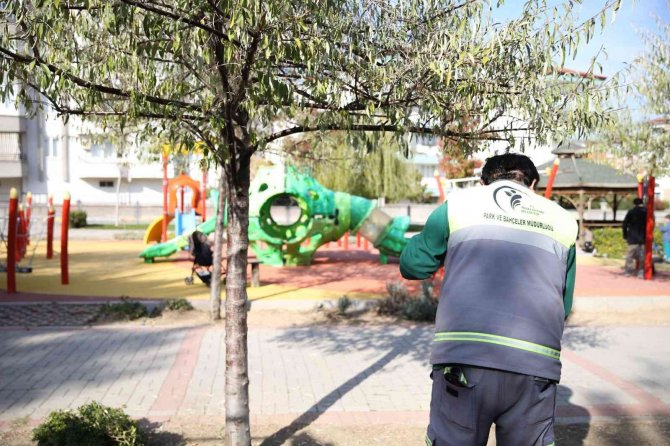 Merkezefendi’de Parklar Sonbahar Bakımına Alındı