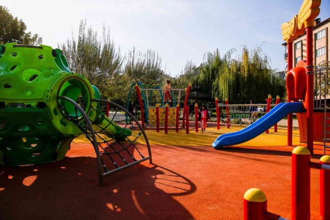 Merkezefendi’de Parklar Sonbahar Bakımına Alındı