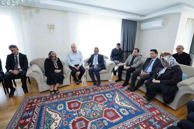 Bakan Özer’den İ̇stiklal Caddesi’ndeki Saldırıda Hayatını Kaybeden Aileye Ziyaret