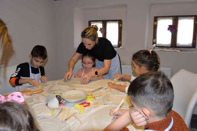 Minikler Özenle Kendi Fotoğraf Çerçevelerini Yaptı