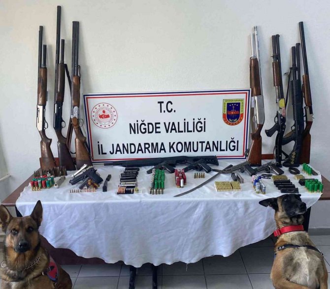 Jandarmanın Operasyon Düzenlediği Ev Cephanelik Çıktı