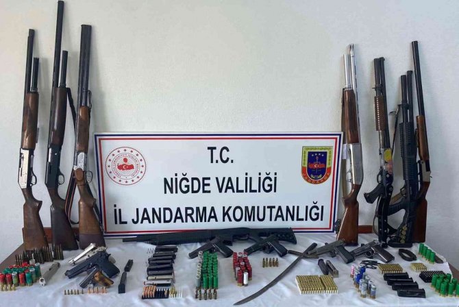 Jandarmanın Operasyon Düzenlediği Ev Cephanelik Çıktı