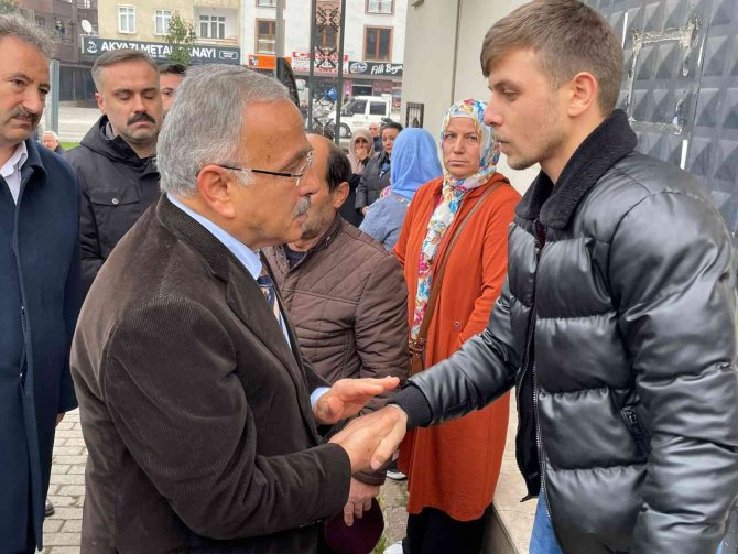 Köpeklerden Kaçarken Canından Oldu