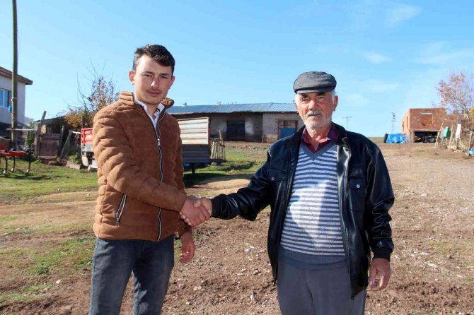 Yaşıtları Oyun Salonlarında Vakit Geçirirken O Bir Köyü Yönetiyor