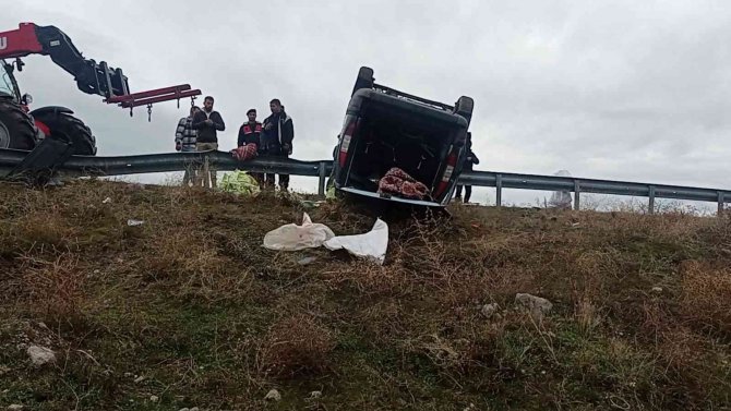 Bariyerlere Çarpıp Devrildi: 3 Yaralı