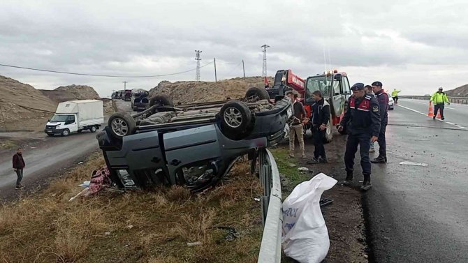 Bariyerlere Çarpıp Devrildi: 3 Yaralı