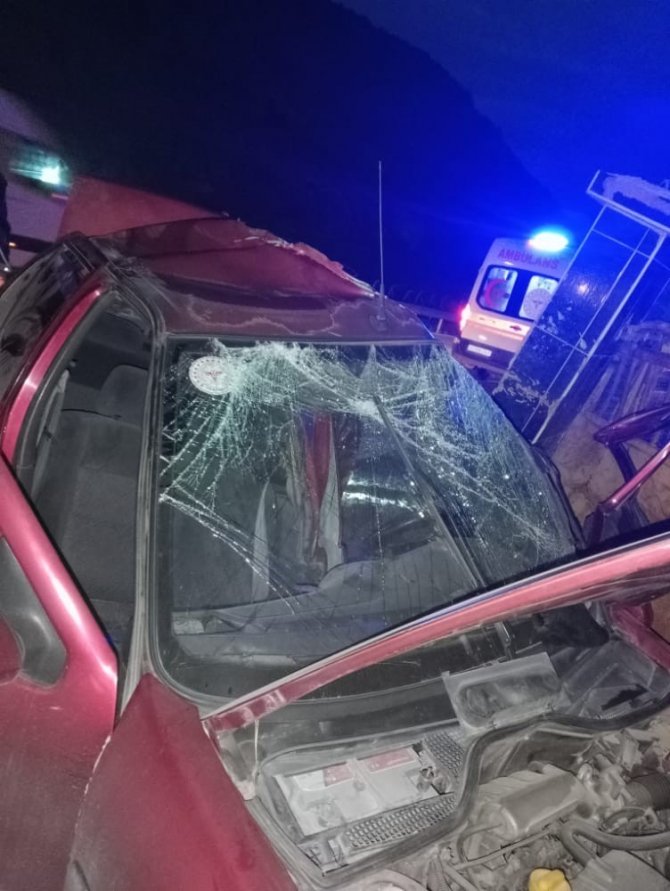 Tokat’ta Otomobil Duvara Çarptı: 1 Ölü 2 Yaralı