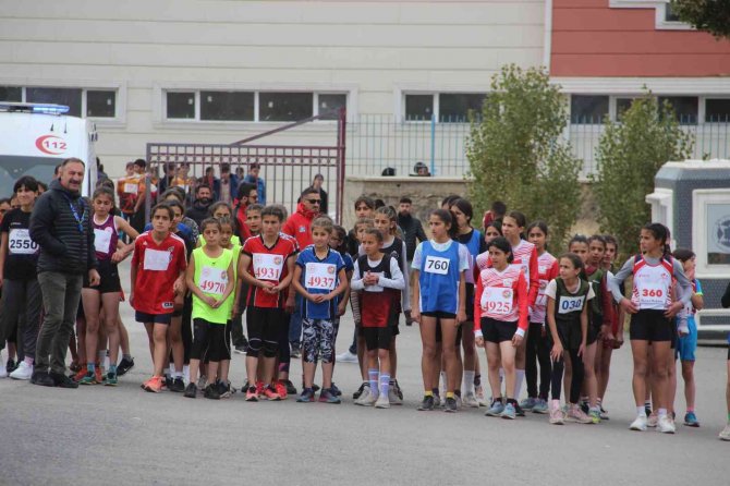 Erzurum’da Atletizm Kros Yarışları Düzenlendi