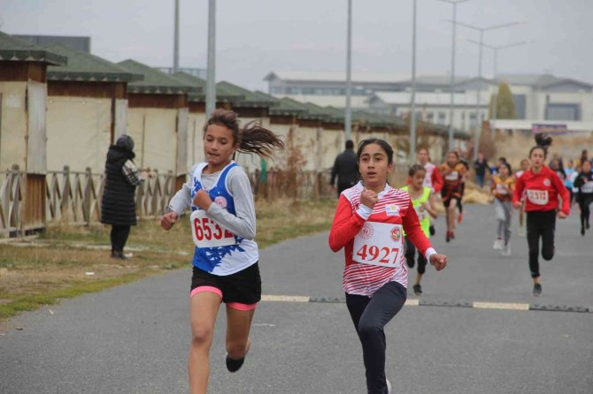 Erzurum’da Atletizm Kros Yarışları Düzenlendi