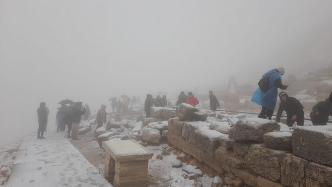 Nemrut’ta Turistlere Kar Sürprizi