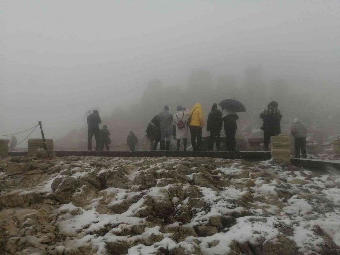 Nemrut’ta Turistlere Kar Sürprizi