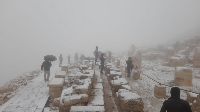 Nemrut’ta Turistlere Kar Sürprizi