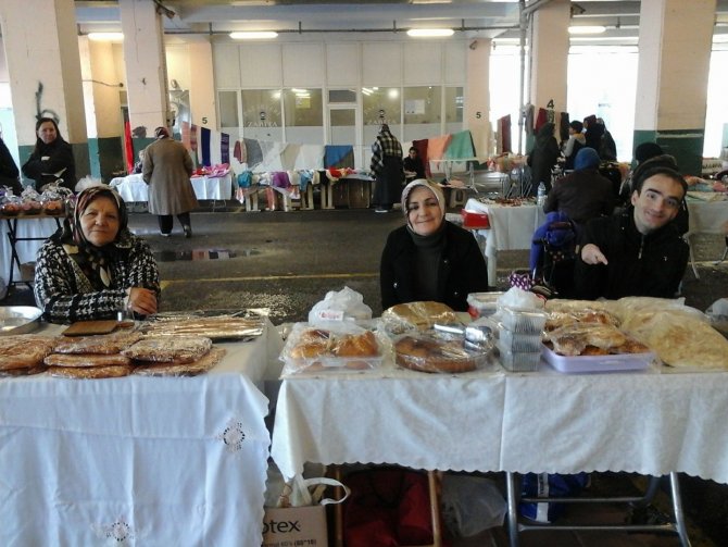 El Ürünleri Pazarında Aile Ekonomilerine Katkı Sağlıyorlar