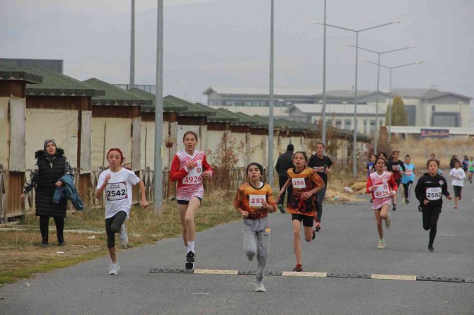 Erzurum’da Atletizm Kros Yarışları Düzenlendi