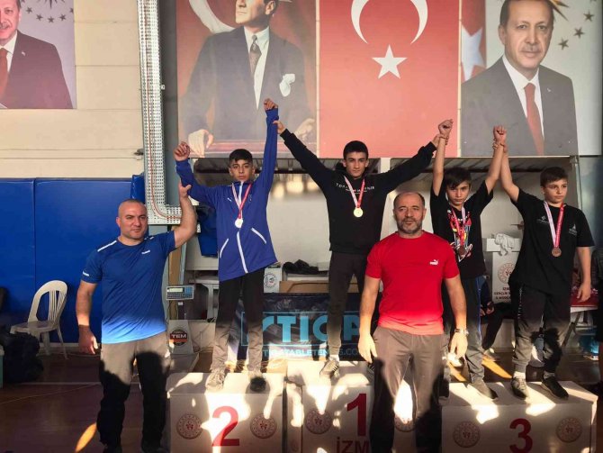 Yunusemreli Güreşçiler İ̇zmir’den Madalyalarla Döndü