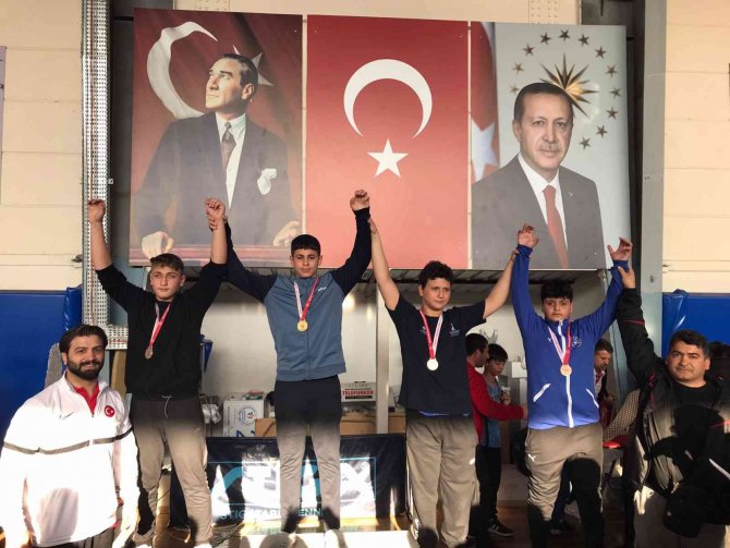 Yunusemreli Güreşçiler İ̇zmir’den Madalyalarla Döndü