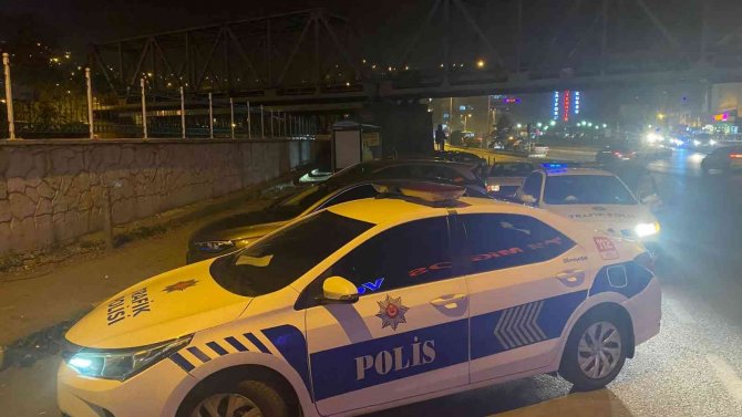 Durakta Unutulan Çanta Ekipleri Harekete Geçirdi