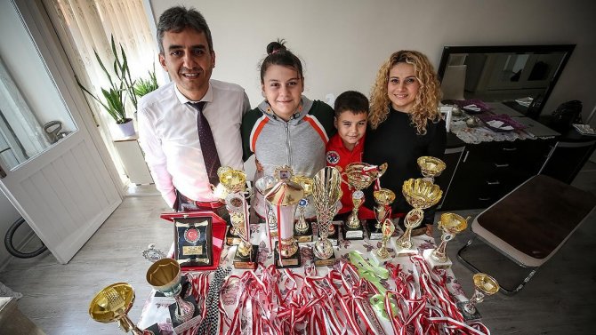 Kupa Koleksiyoneri...satrançta Dünyanın Şampiyonu Oldu, Teklif Yağıyor