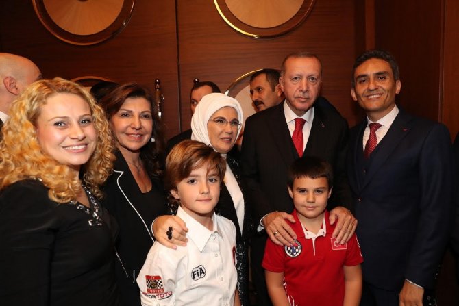 Kupa Koleksiyoneri...satrançta Dünyanın Şampiyonu Oldu, Teklif Yağıyor