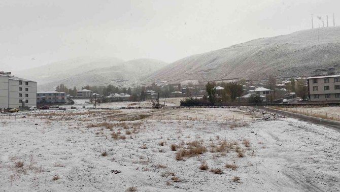 Karlıova’ya Mevsimin İlk Karı Düştü