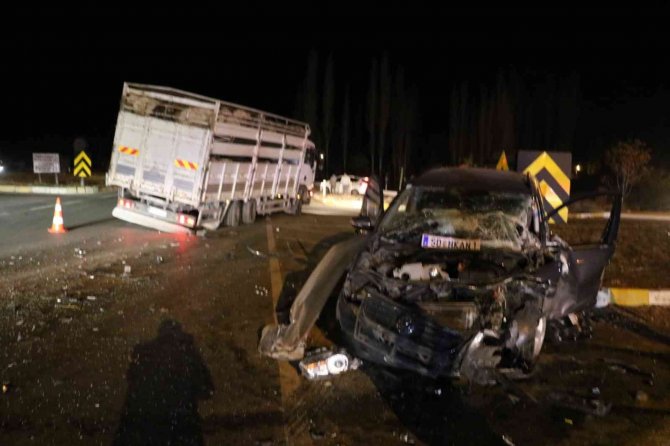Canlı Hayvan Yüklü Kamyonetle Çarpışan Otomobilde 2 Kişi Yaralandı