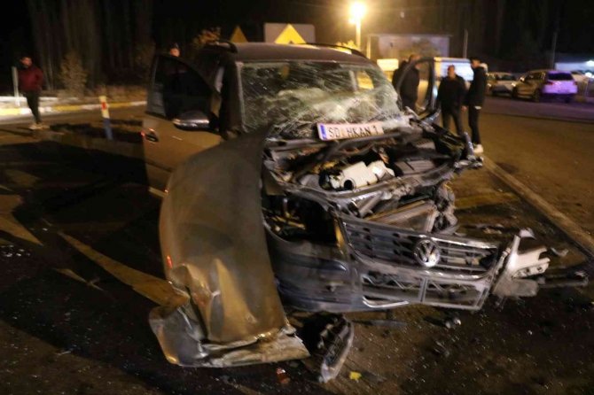 Canlı Hayvan Yüklü Kamyonetle Çarpışan Otomobilde 2 Kişi Yaralandı