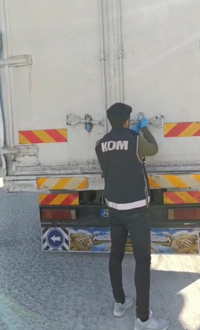Polisin Gerçekleştirdiği Dev Makaron Operasyonu Kamerada