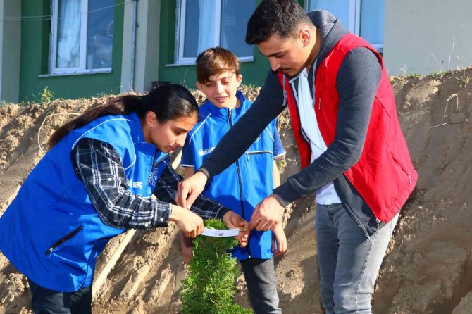 Gençler, “Sezai Karakoç” Anısına Fidan Dikti