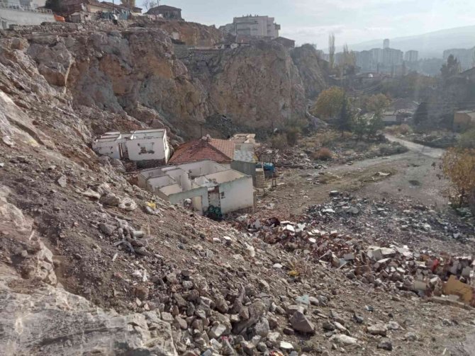 Kayalıklardan Düşen 17 Yaşındaki Genç Hayatını Kaybetti
