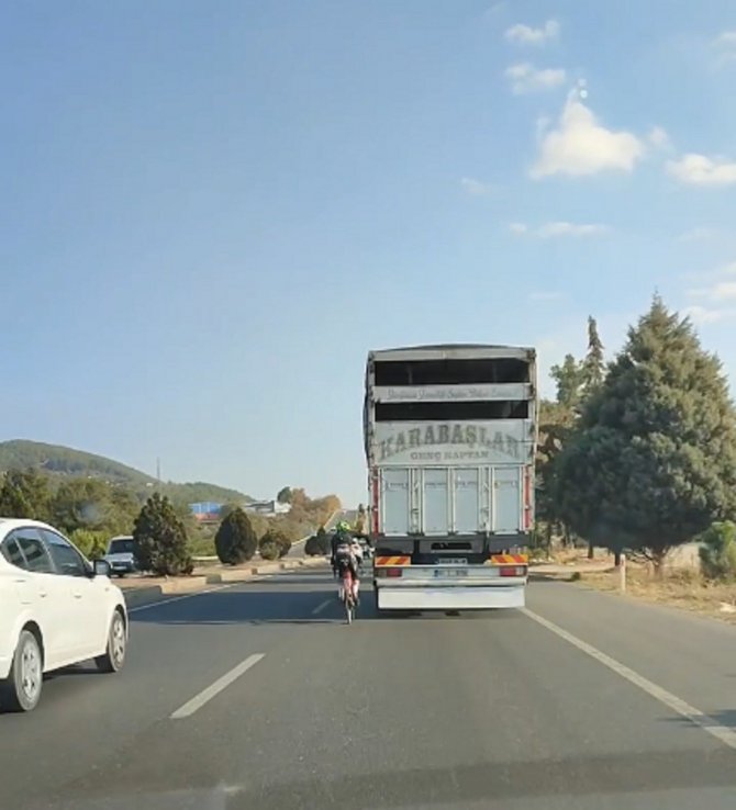 Aydın-muğla Karayolunda Bisikletle Tehlikeli Yolculuk Kamerada