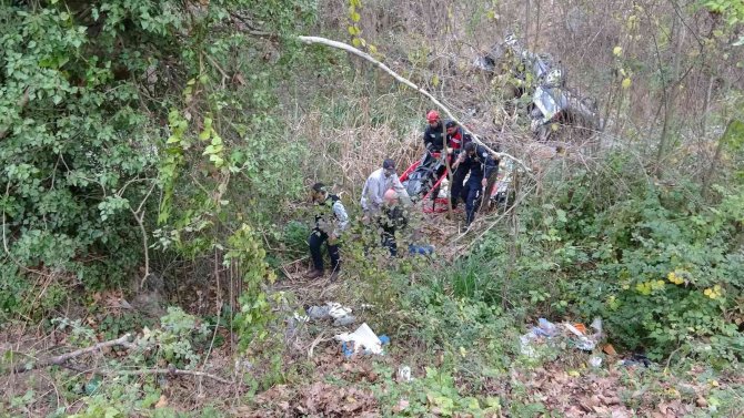 Bursa’da Kontrolden Çıkan Otomobil 15 Metre Yükseklikten Dereye Uçtu : 1 Ölü 1 Yaralı