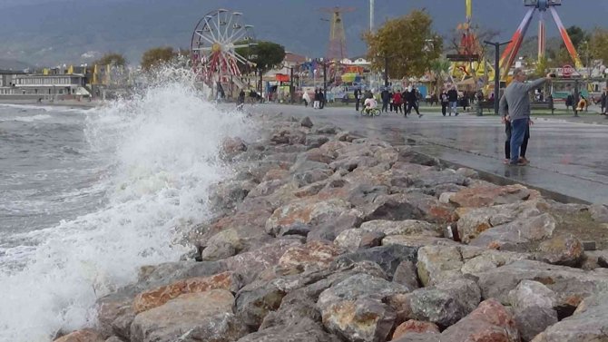 Lodos Fırtınasında Denizde Oluşan Dev Dalgalar Evlere Kadar Ulaştı
