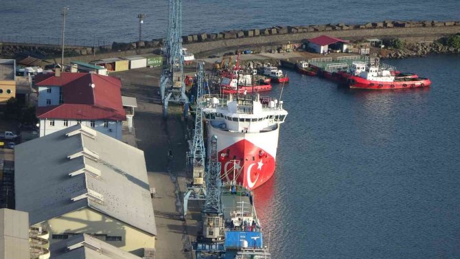 İ̇ki Haftadır Trabzon Limanında Demirli Bekliyor