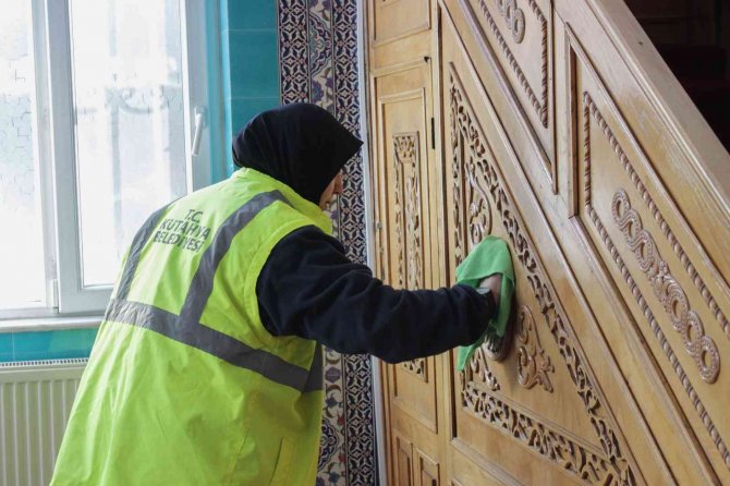 Belediyeden Camilere Temizlik Hizmeti