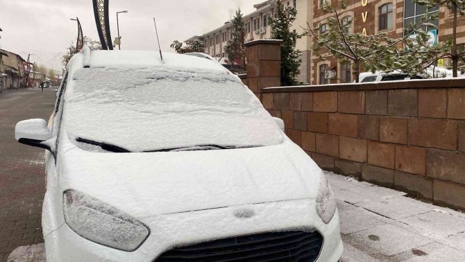 Karlıova’ya Mevsimin İlk Karı Düştü