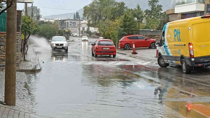 Bodrum’da Güneşli Ve Sıcak Hava, Yerini Yağmura Bıraktı
