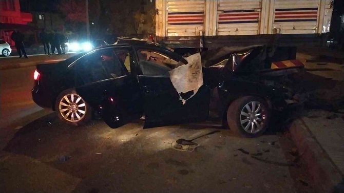 Kontrolden Çıkan Otomobil Park Halindeki Tırın Altına Girdi: 1’i Ağır 2 Yaralı