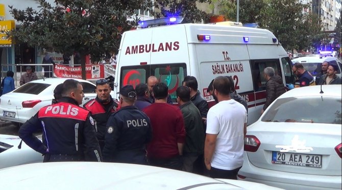 Kendi İş Yerinin Önünde Bıçaklandı