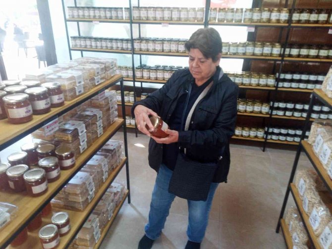 Efe Bakkal Vatandaşların Uğrak Noktası Oldu