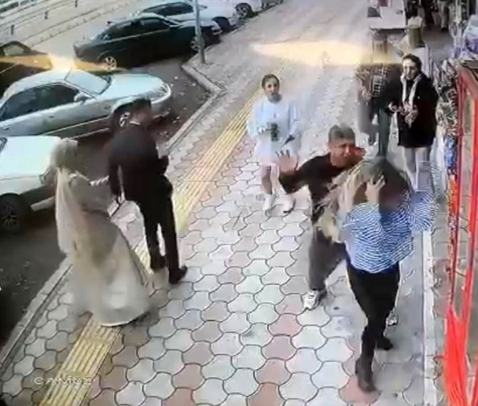 Kaldırımda Yürüyen Genç Kızlara Önce Taciz, Sonra Darp
