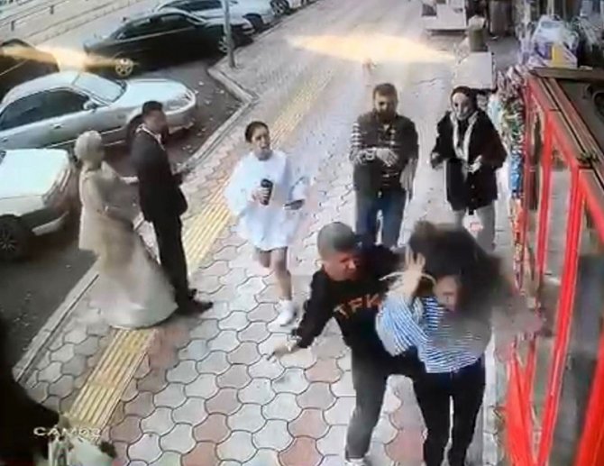Kaldırımda Yürüyen Genç Kızlara Önce Taciz, Sonra Darp