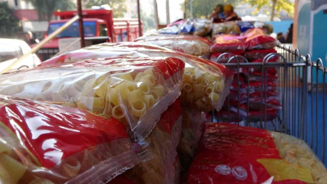 Kırtasiyeci, Zincir Marketlere Tepki İçin Gıda Malzemesi Satıyor