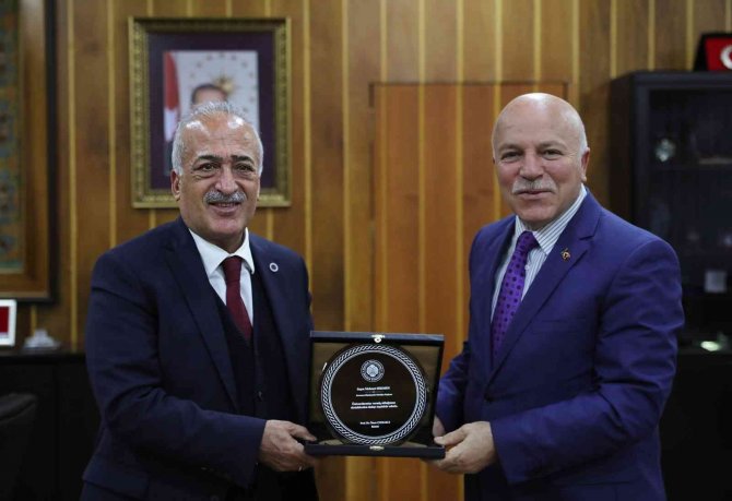 Başkan Sekmen’den Rektör Çomaklı’ya Tebrik Ziyareti