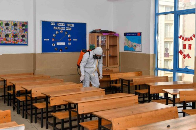 Esenyurt’ta Okullar İlaçlanıyor