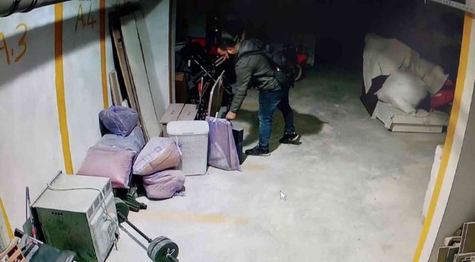 Eyüpsultan’da Pişkin Hırsız Elleri Boş Girdiği Binadan Valizle Çıktı