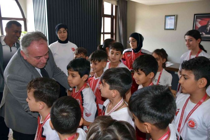 Başkan Öndeş Madalyalı Sporcuları Ağırladı